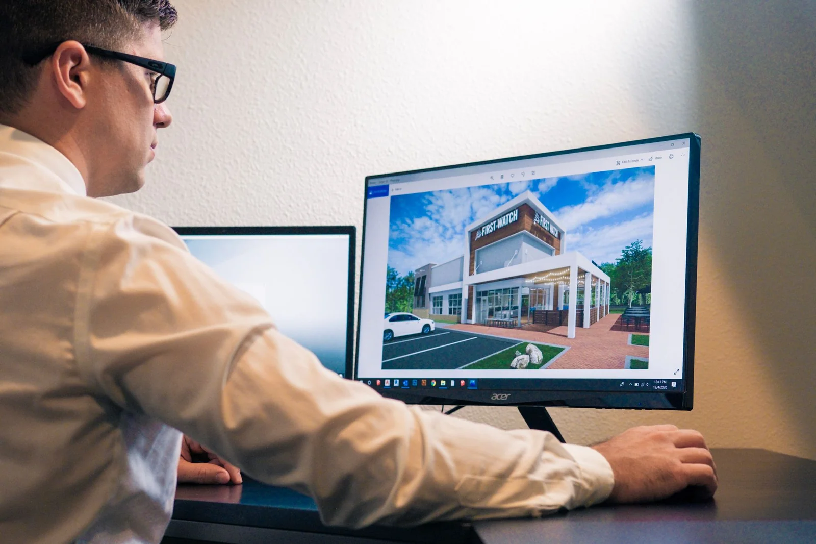Architecte consultant une maquette BIM sur écran dans une petite agence