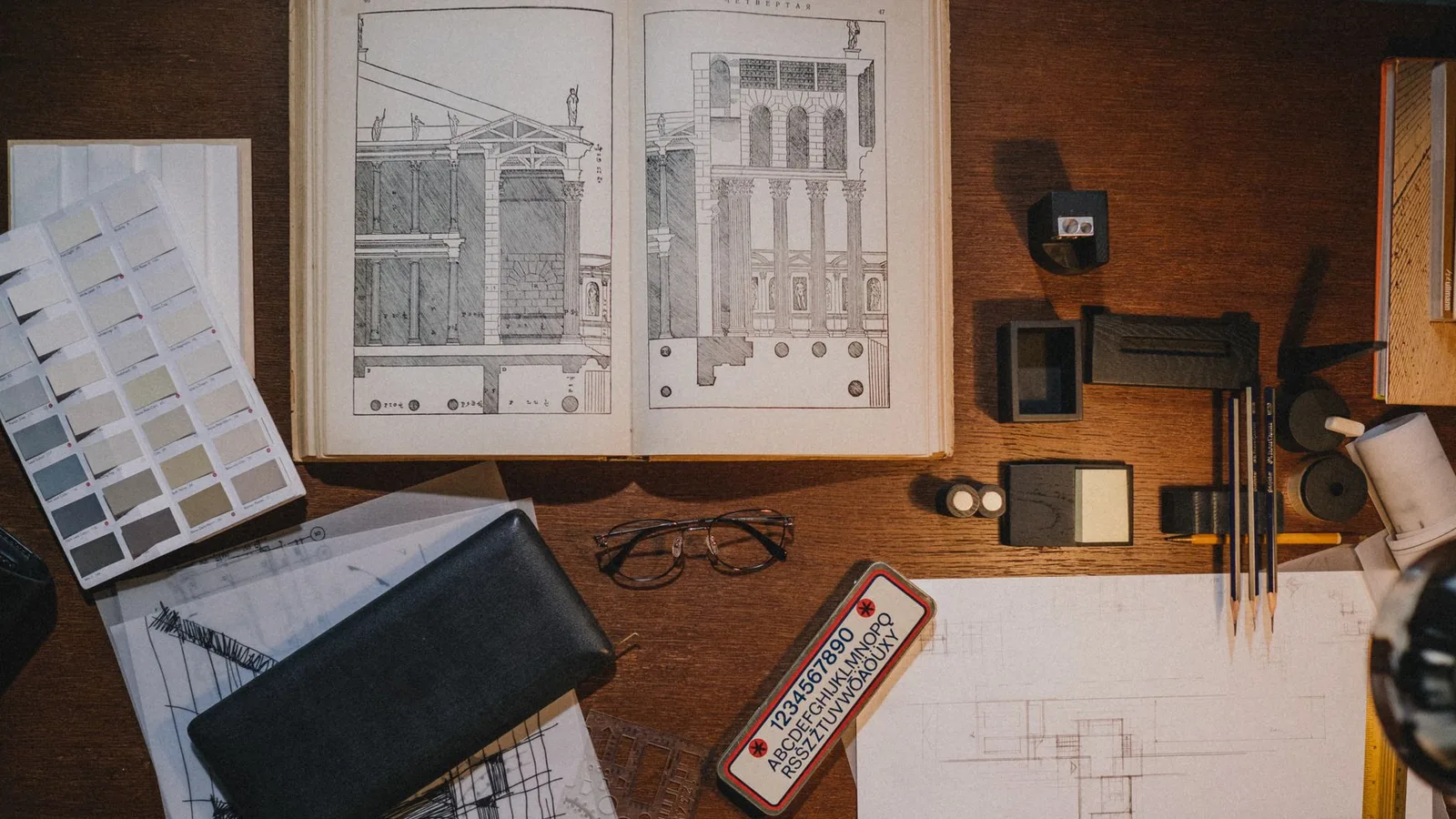 Croquis d'architecte et outils de conception sur une table de travail