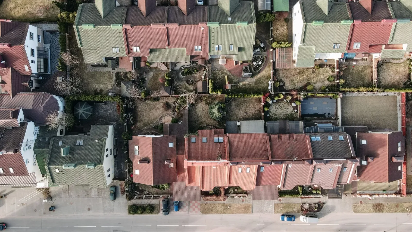 Vue aérienne d'un tissu résidentiel et de ses jardins arrière en cœur d'îlot