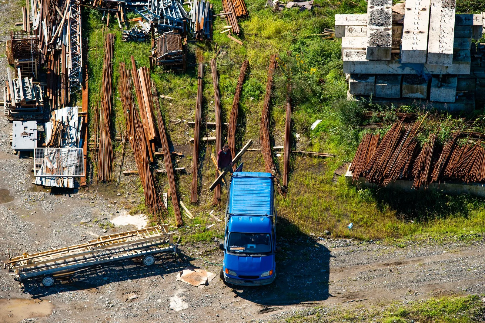 Poutres de réemploi triées et étiquetées sur une plateforme de stockage