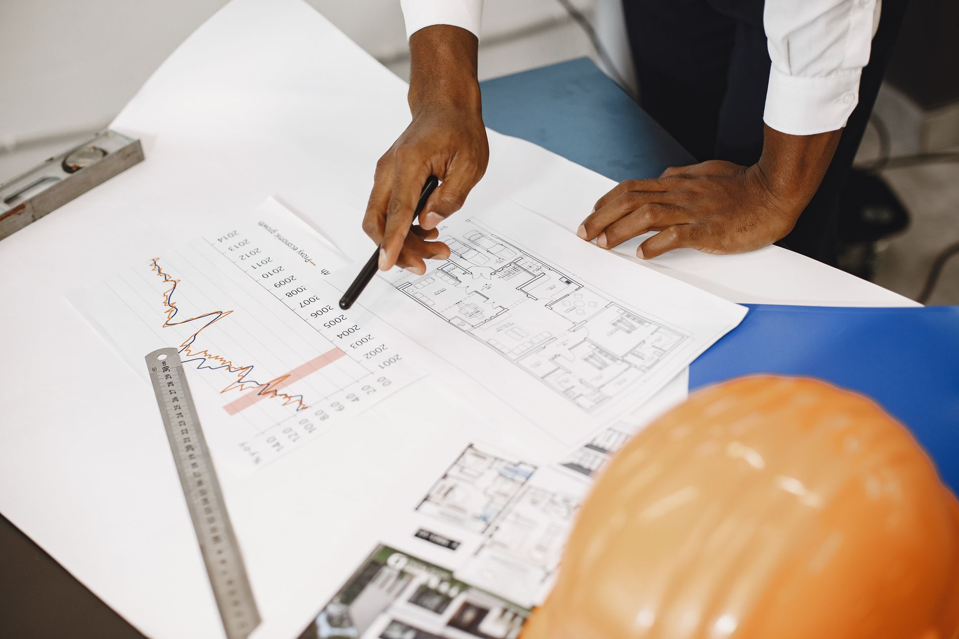Architecte étudiant des plans sur table lumineuse avec données carbone RE2020
